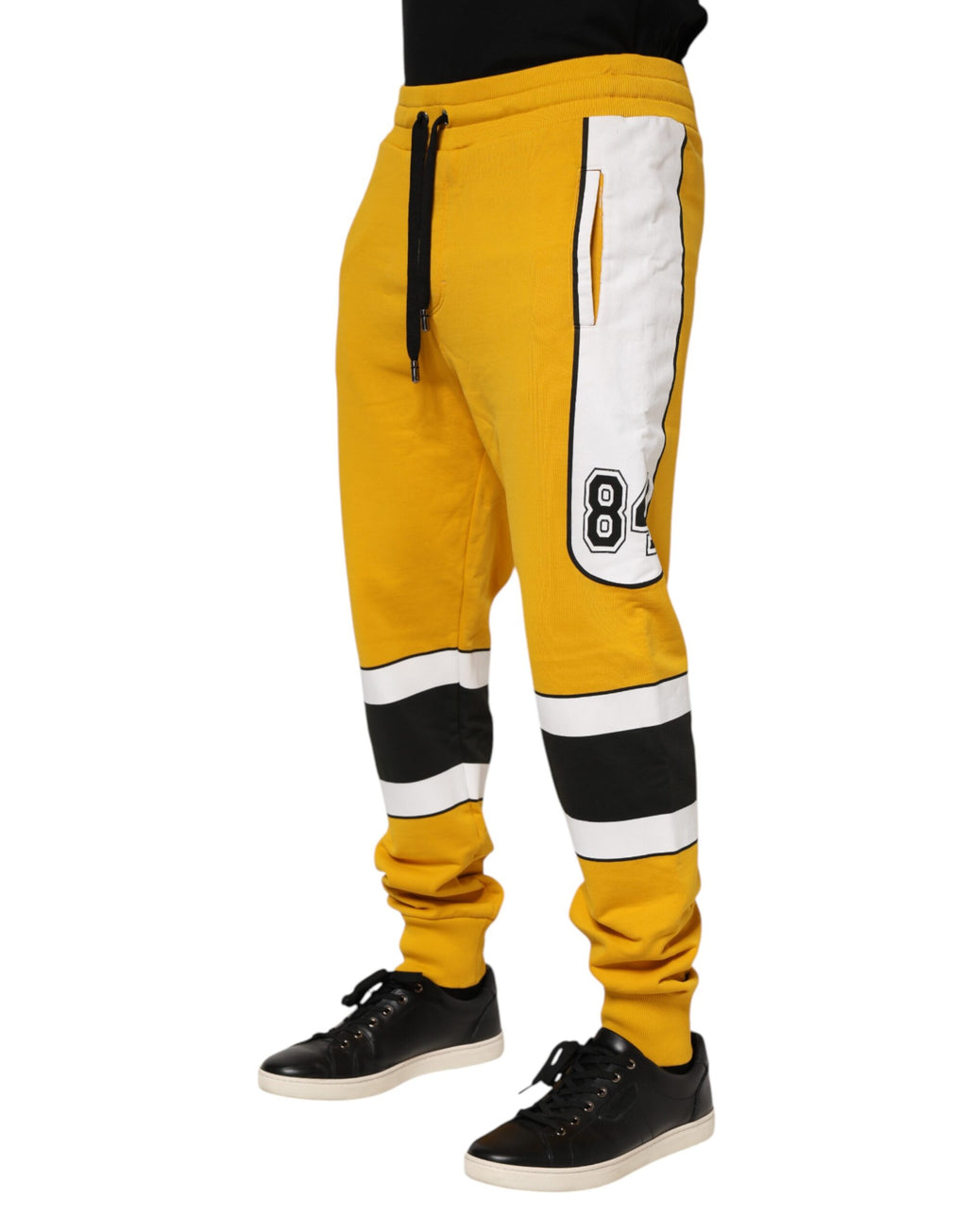Pantalons jogger jaunes imprimés avec cordon de serrage de la marque Dolce & Gabbana, tissu léger et style décontracté.