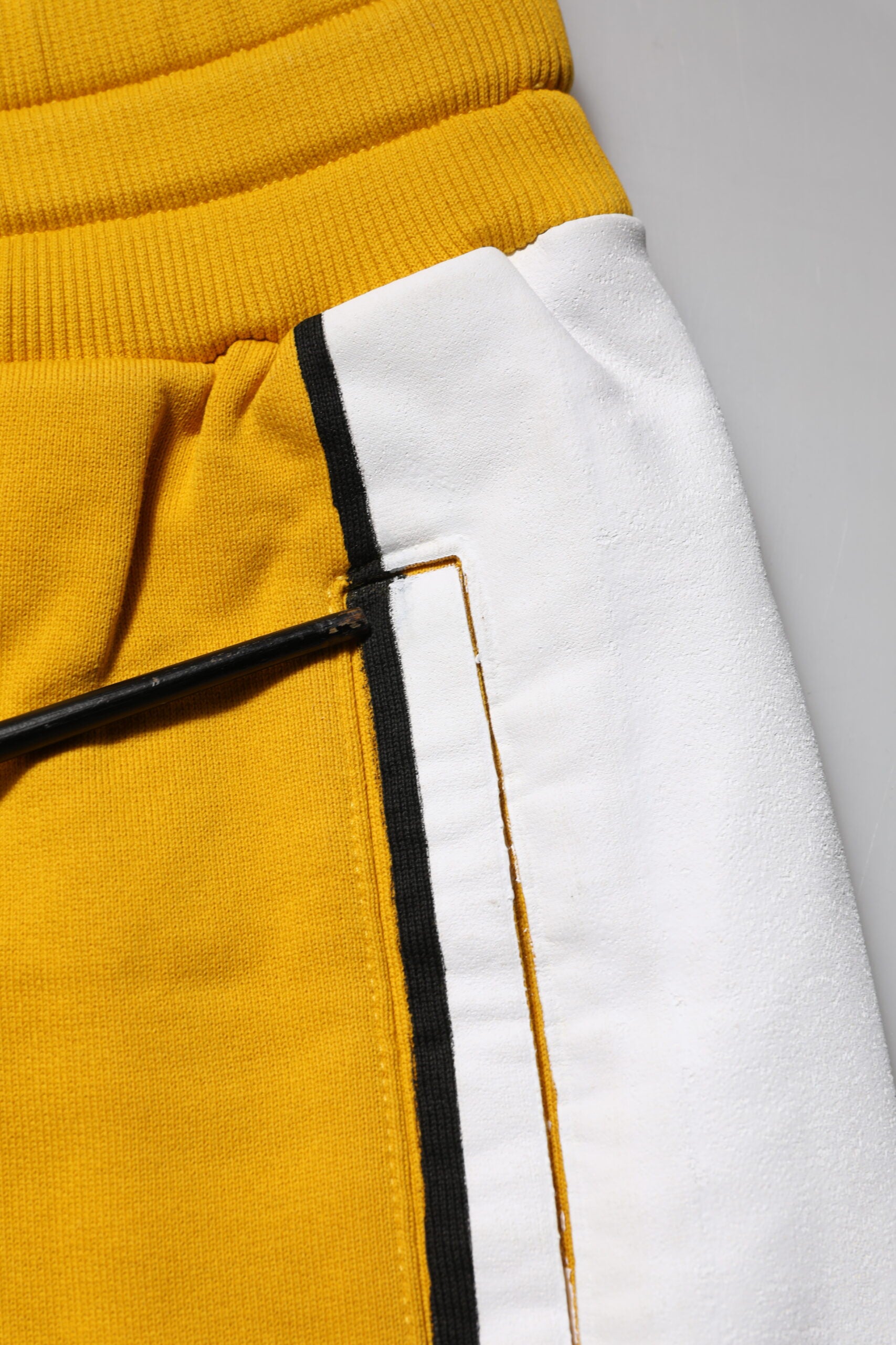 Pantalons jogger Dolce & Gabbana jaunes à imprimé avec cordon de serrage, style décontracté et confortable.