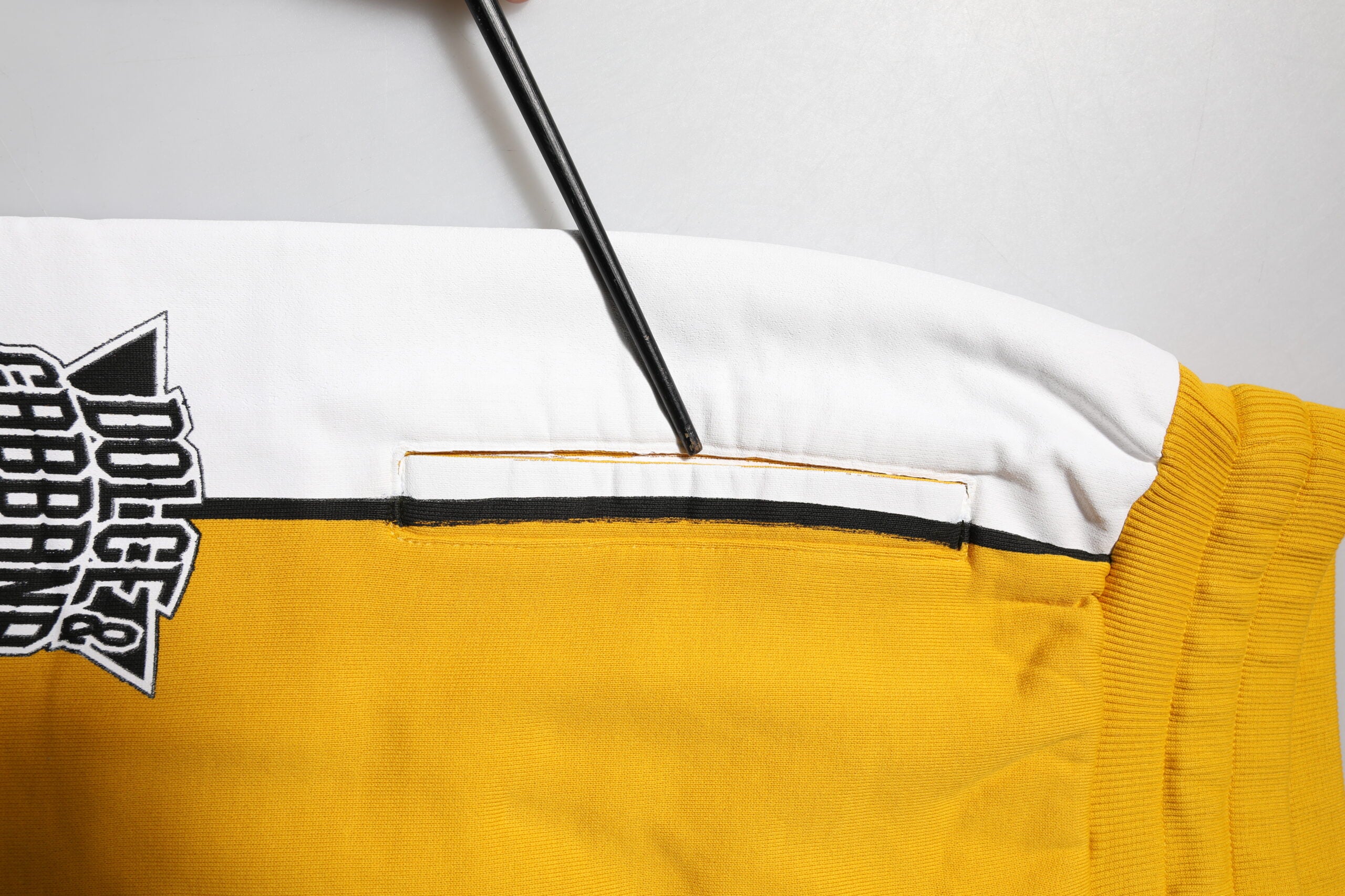 Pantalons joggers en coton jaune Dolce & Gabbana avec cordon de serrage, vue de face sur fond blanc