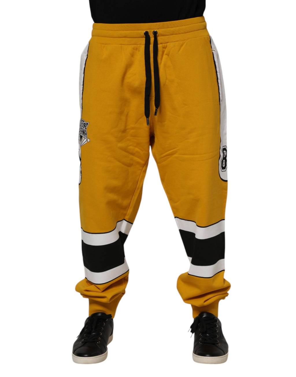 Pantalon de jogging Dolce & Gabbana jaune en coton avec logo, cordons de serrage et coupe décontractée, vue de face.
