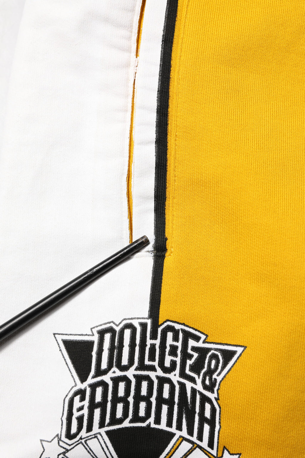 Pantalons de jogging en coton jaune Dolce & Gabbana avec logo, cordon de serrage, style décontracté et confortable.