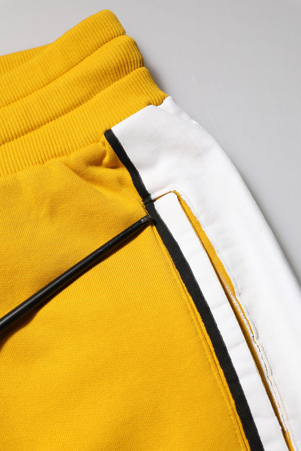 Pantalon de jogging Dolce & Gabbana en coton jaune avec logo et cordon de serrage, style décontracté pour homme.