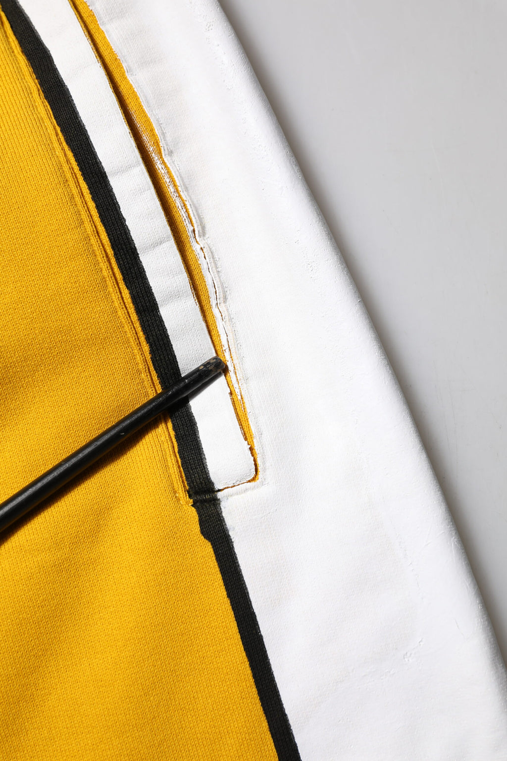 Pantalon de jogging en coton jaune Dolce & Gabbana avec logo, cordon de serrage et coupe décontractée.