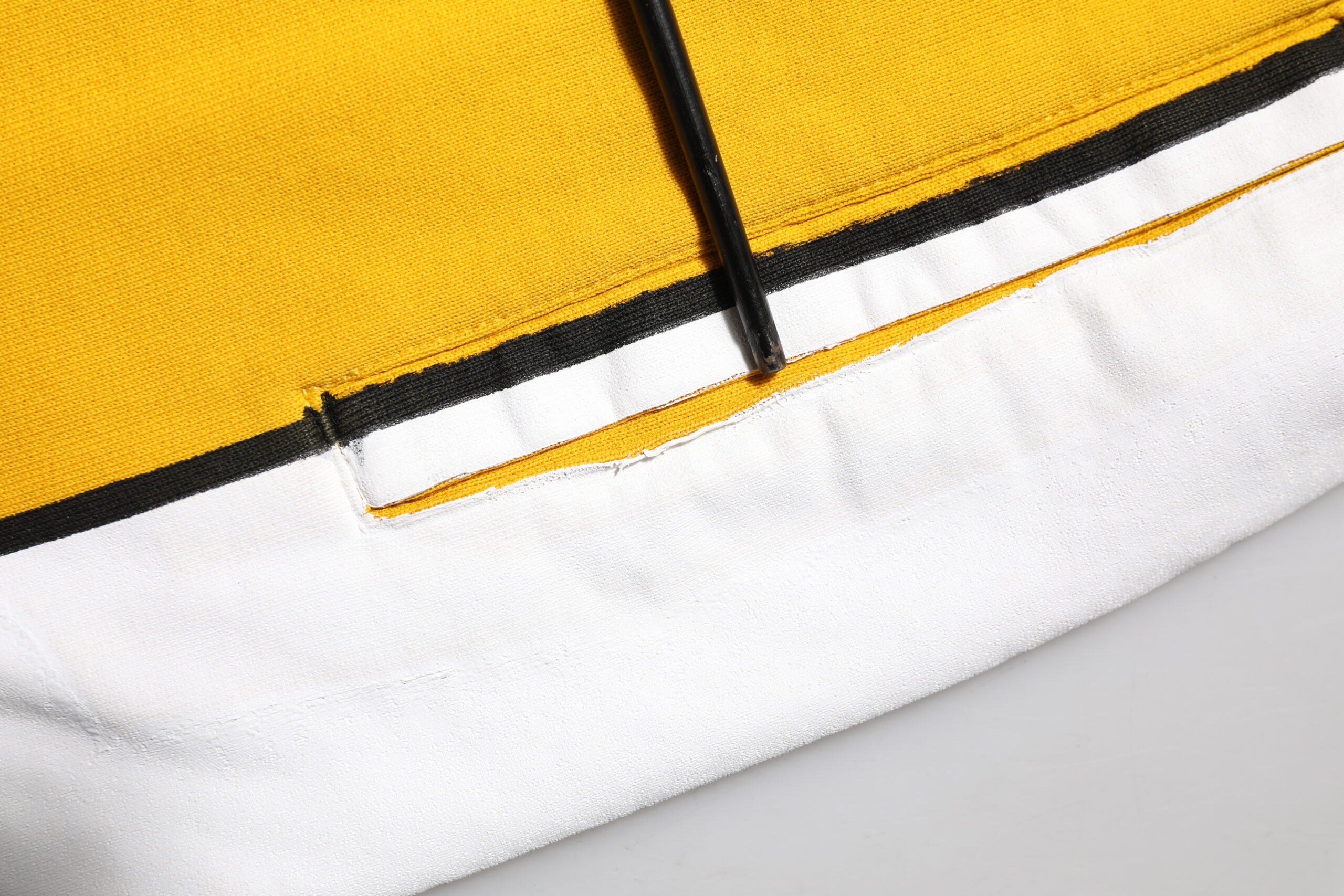 Pantalons joggers en coton jaune imprimé avec cordon de serrage de la marque Dolce & Gabbana, vue de face.
