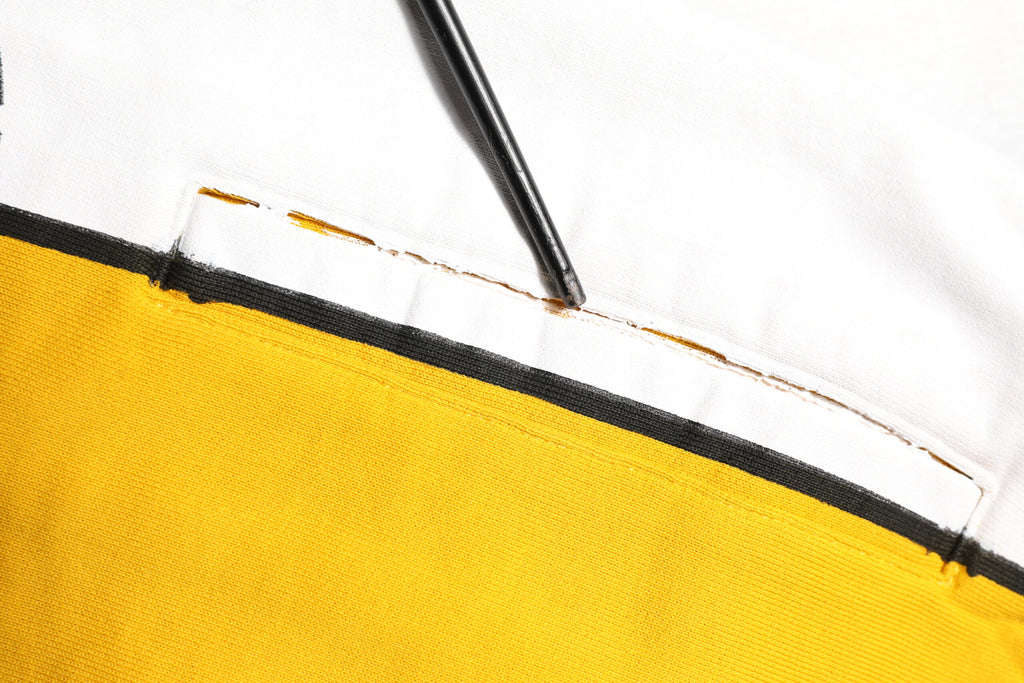 Pantalons jogger en coton jaune imprimé avec cordon de serrage de la marque Dolce & Gabbana, vue de face.