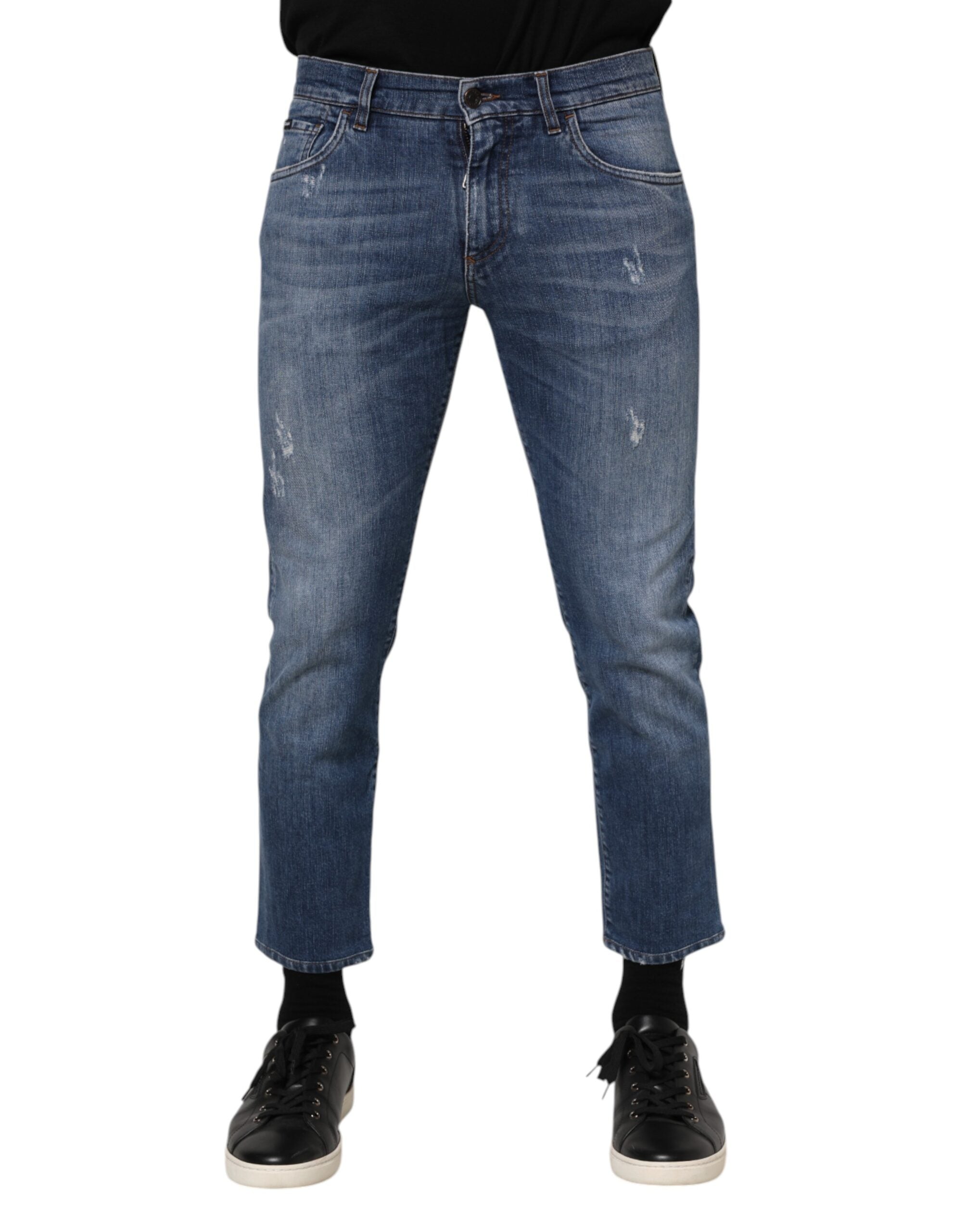 Jeans en denim bleu Dolce & Gabbana avec plaque en coton logo, coupe classique et détails mode élégants.
