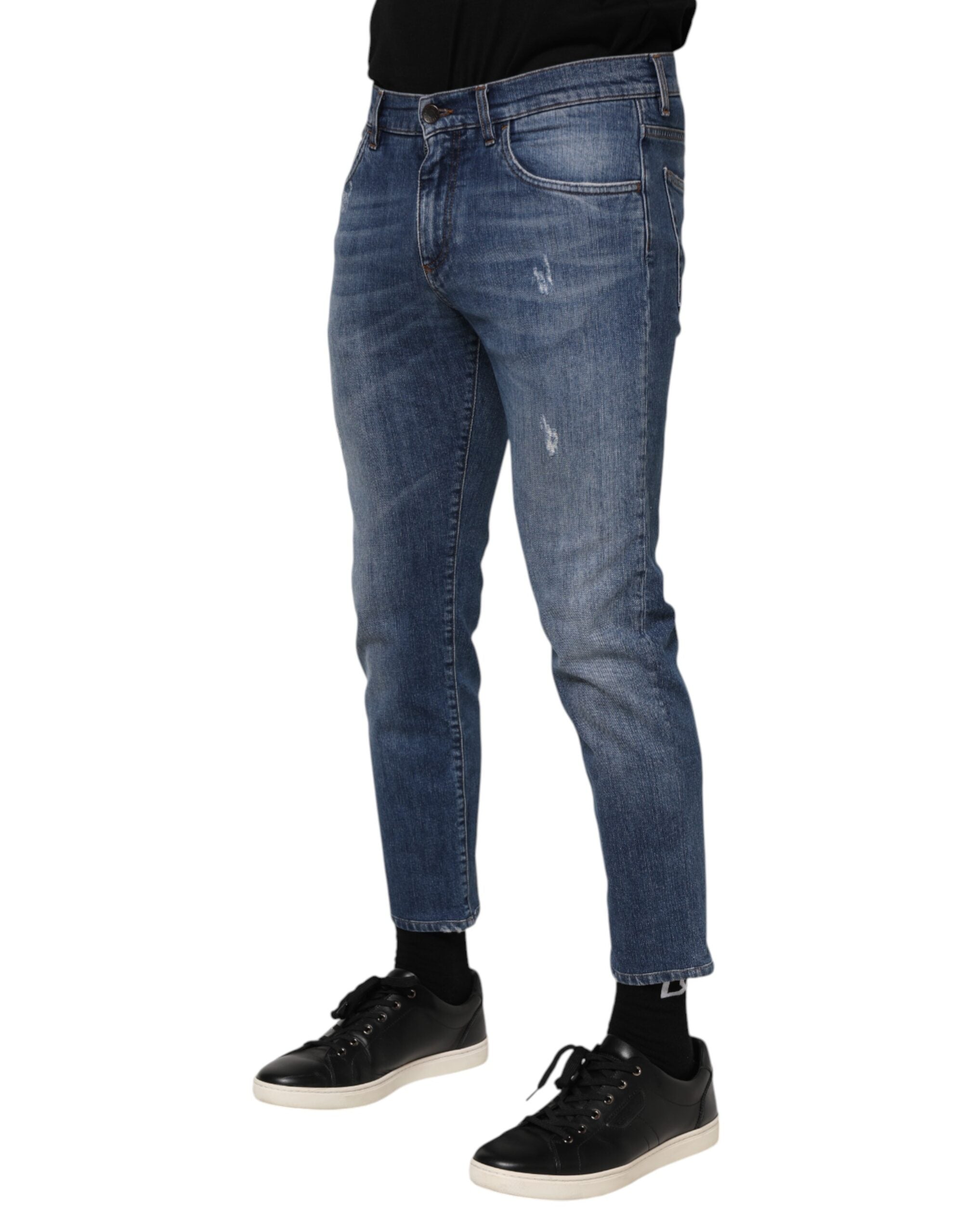 Jeans en denim bleu Dolce & Gabbana avec logo en plaque de coton, style décontracté et tendance.