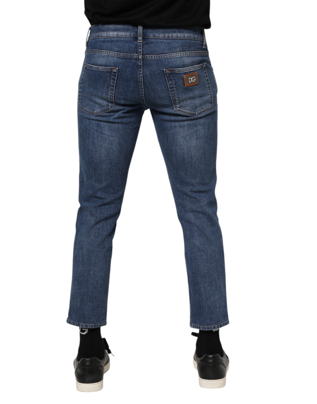 Jeans en denim bleu Dolce & Gabbana avec plaque logo en coton, détails de style décontracté et couture visible.