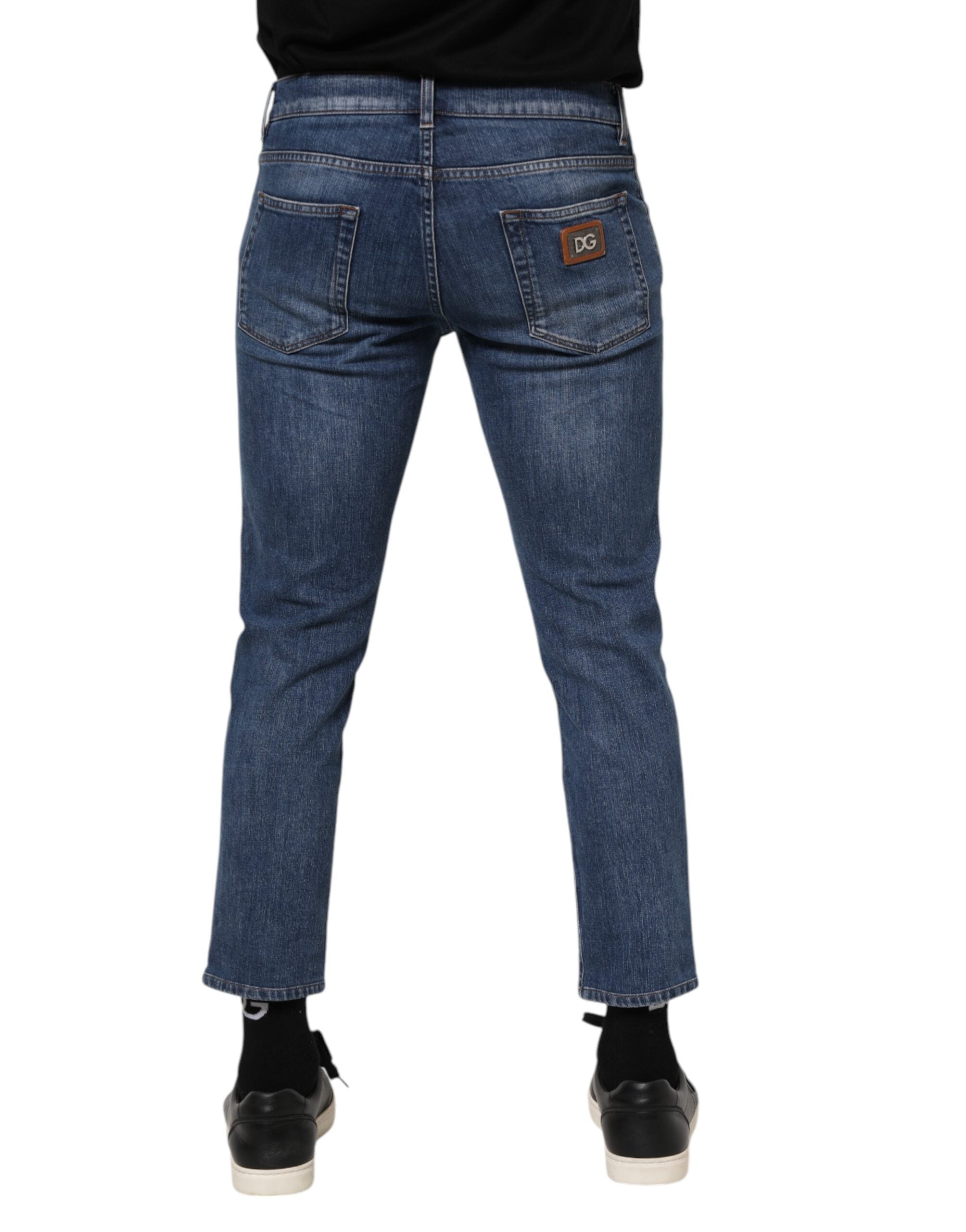 Jeans en denim bleu Dolce & Gabbana avec plaque logo en coton, détails de style décontracté et couture visible.