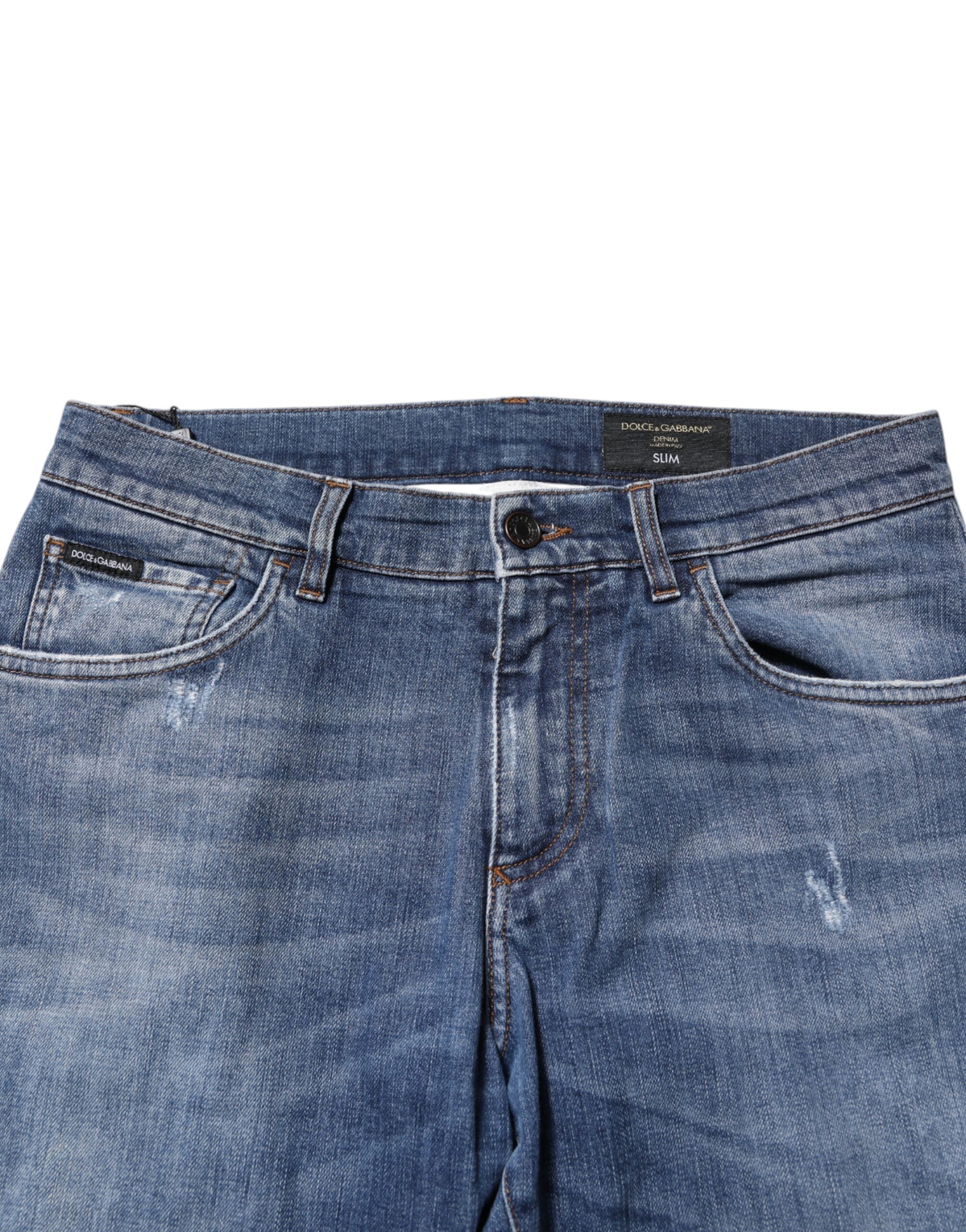 Jeans en denim bleu Dolce & Gabbana avec logo en plaque en coton, mode élégante et décontractée pour homme.