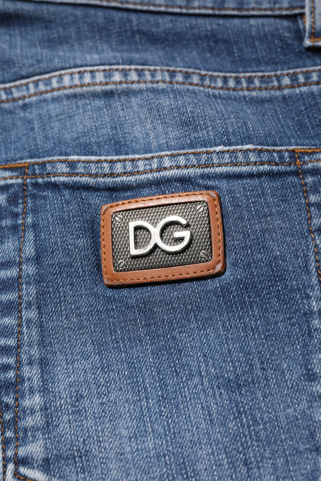Jeans en denim bleu Dolce & Gabbana avec logo en plaque en coton, style décontracté et moderne.