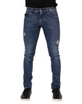 Jeans homme Dolce & Gabbana en denim bleu avec logo en plaque, coupe skinny et détails stylés.