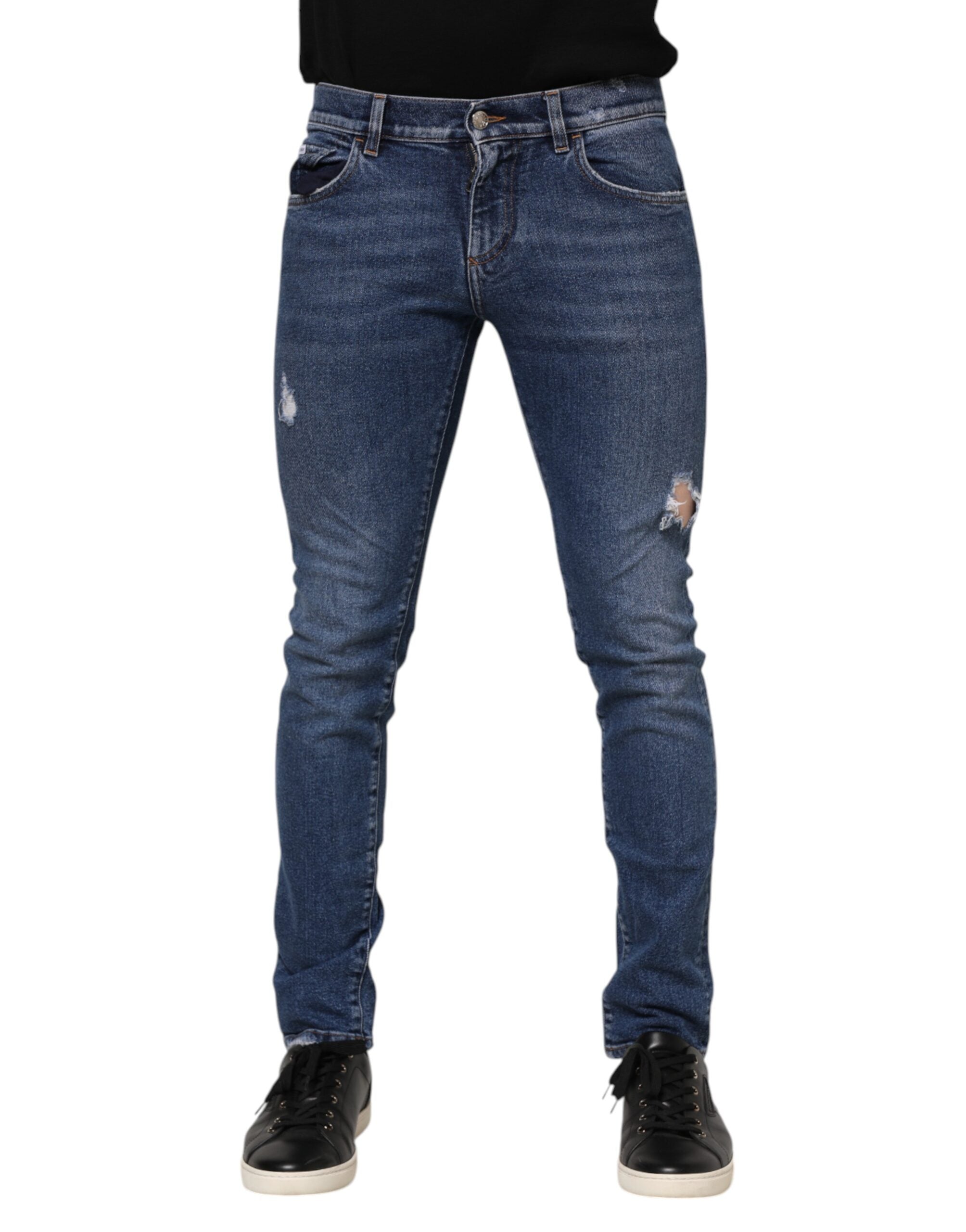 Jeans homme Dolce & Gabbana en denim bleu avec logo en plaque, coupe skinny et détails stylés.