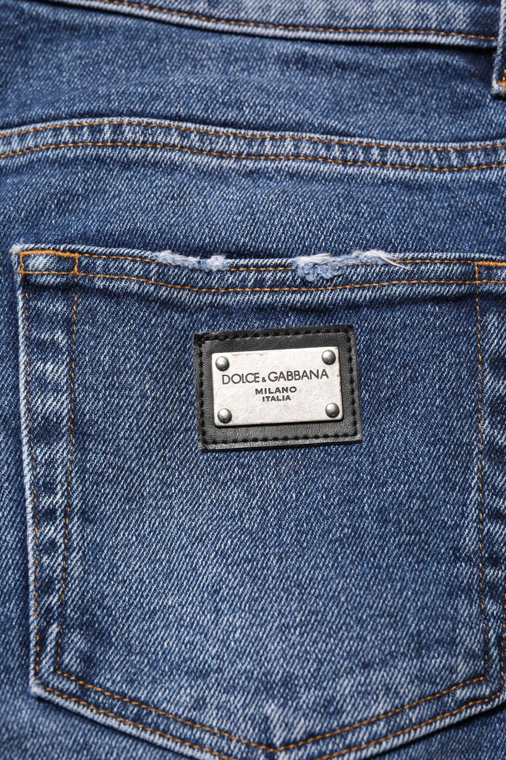 Jeans skinny en denim bleu Dolce & Gabbana avec logo en plaque en coton, pour homme, vue de face.