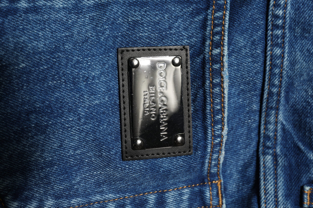 Jeans en denim bleu Dolce & Gabbana avec logo en plaque de coton, style décontracté et détails modernes.