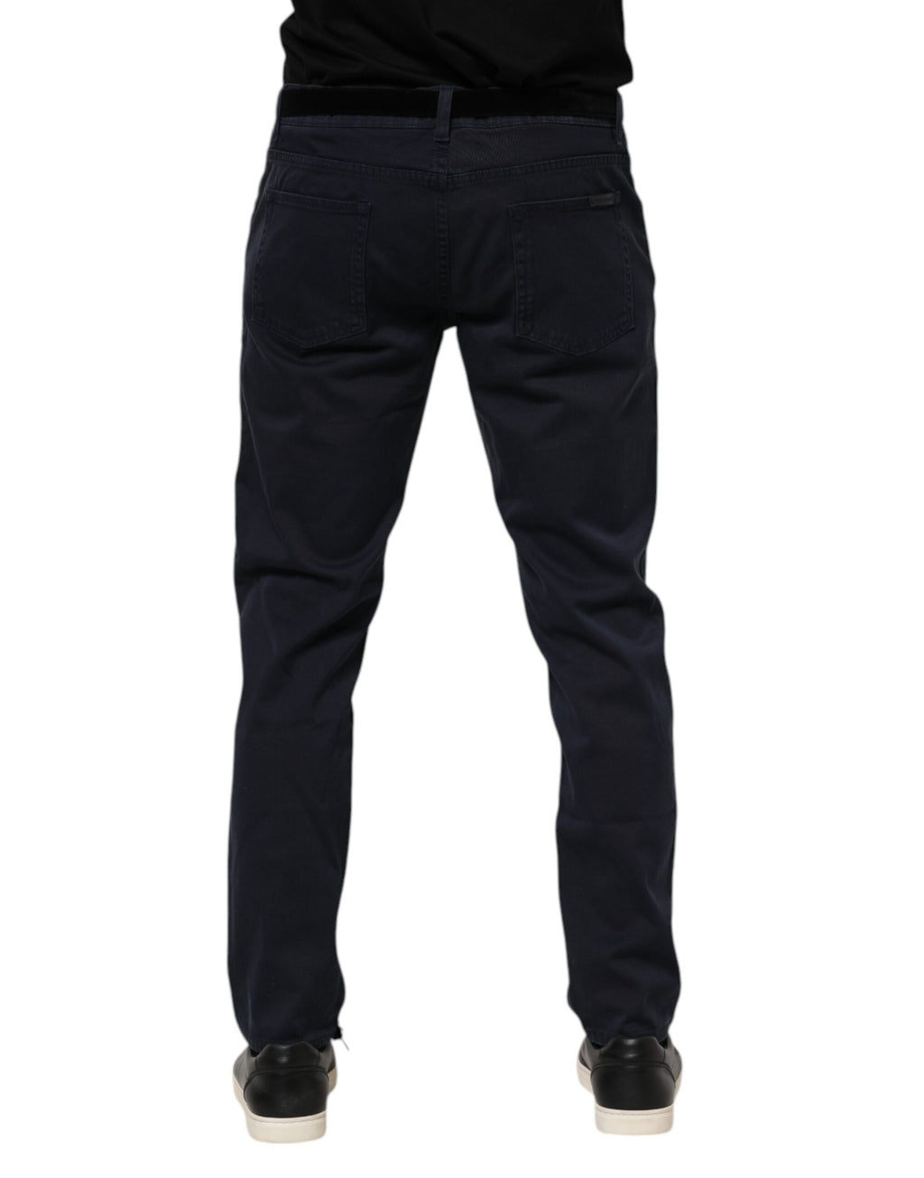 Jeans en denim bleu Dolce & Gabbana, coupe tapered, en coton, visible avec détails de couture et fermeture éclair.