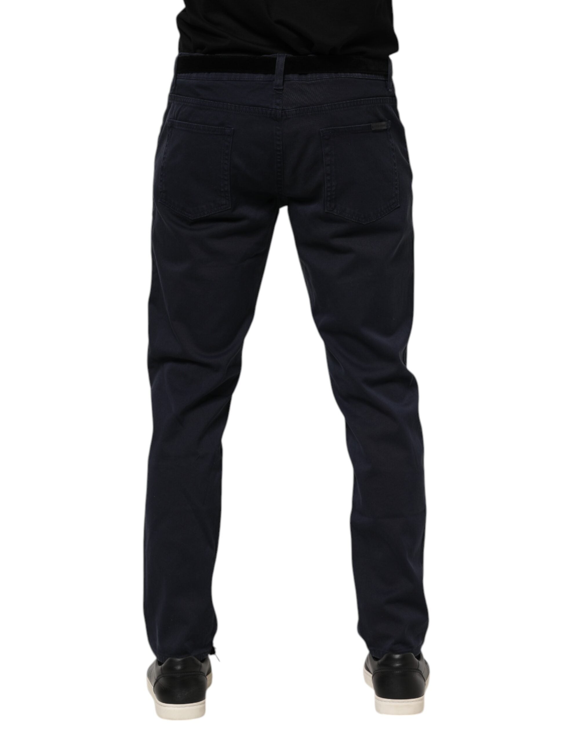 Jeans en denim bleu Dolce & Gabbana, coupe tapered, en coton, visible avec détails de couture et fermeture éclair.