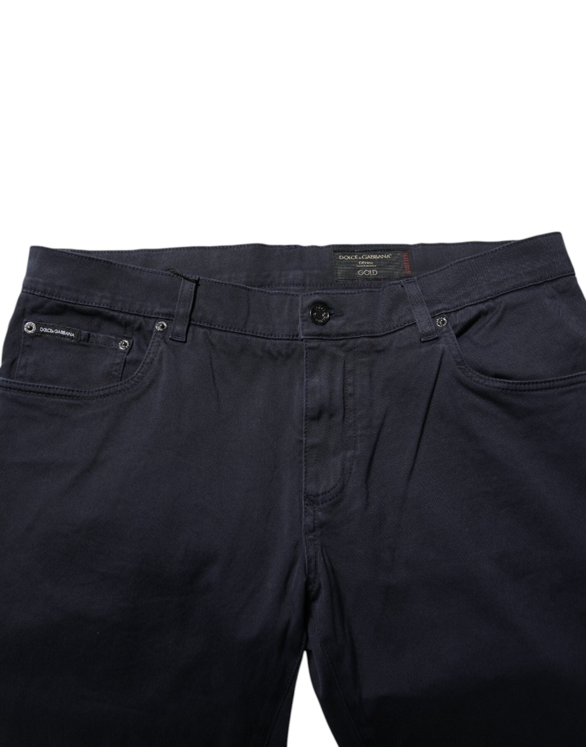Jeans en denim bleu Dolce & Gabbana, coupe tapered, en coton, visibles avec détails de la texture et de la coupe.