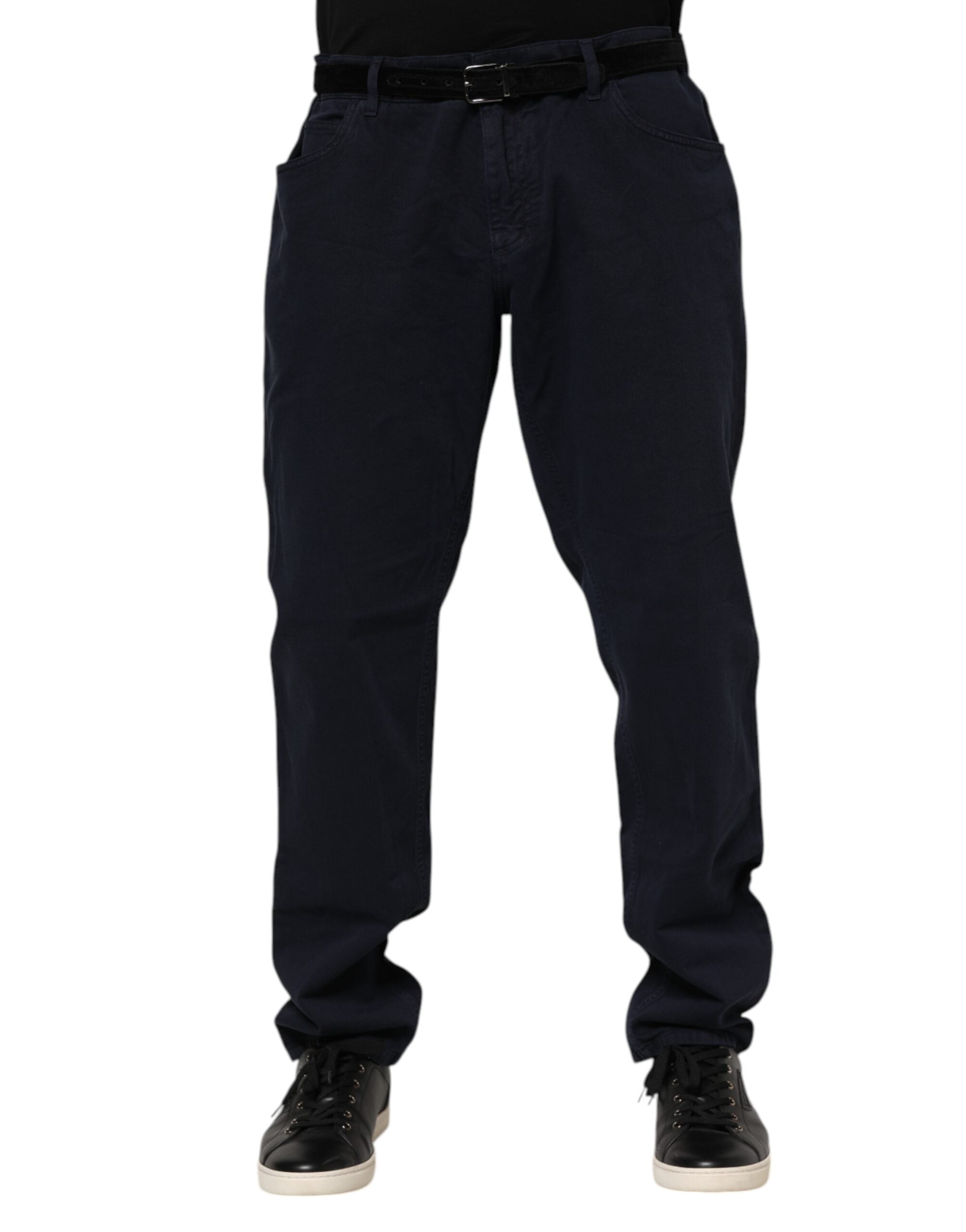 Jeans en denim noir Dolce & Gabbana, coupe tapered, en coton avec détails classiques, porté sur mannequin.
