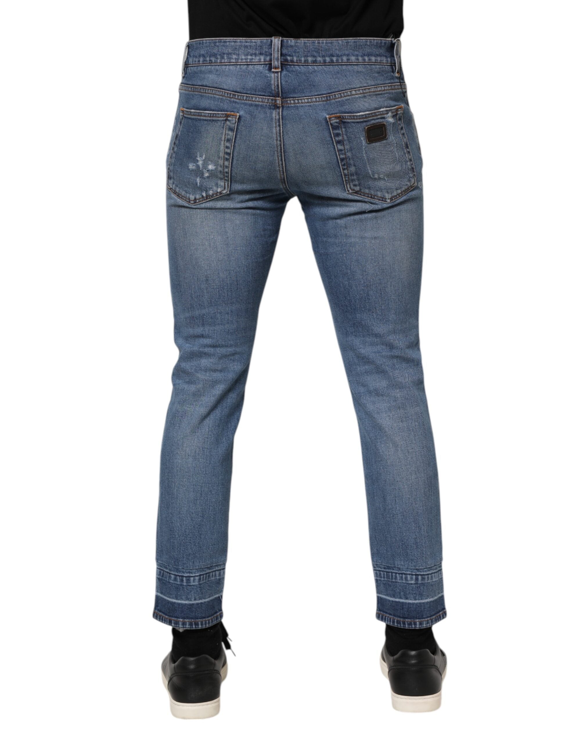 Jeans Dolce & Gabbana en denim bleu avec logo en plaque, style confortable et décontracté, détails visibles sur la photo.