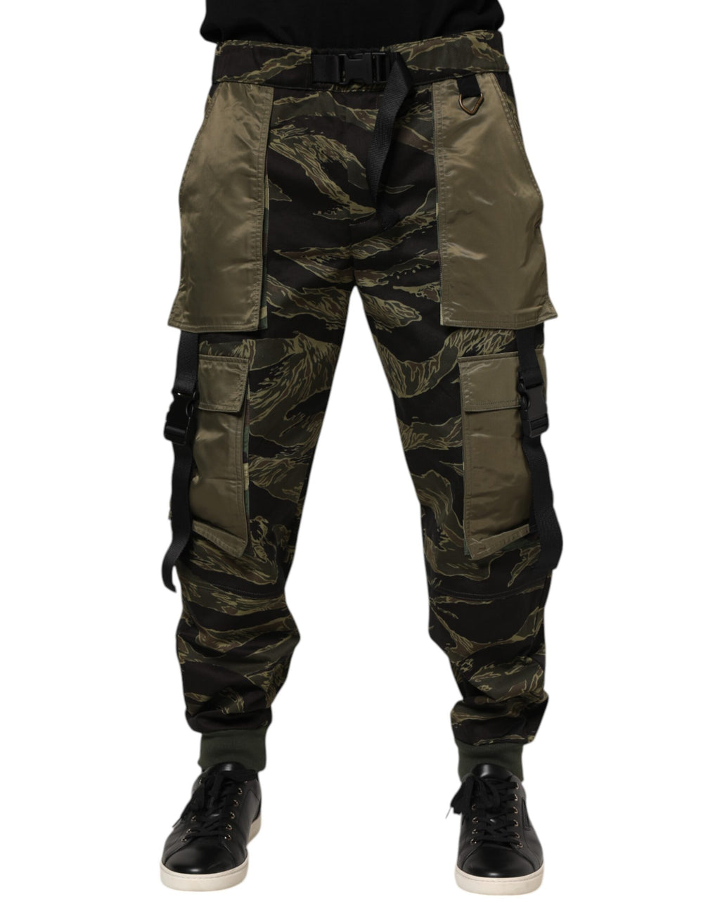 Pantalon cargo camouflage multicolore Dolce & Gabbana avec poches et détails tendance, style urbain et mode haut de gamme.