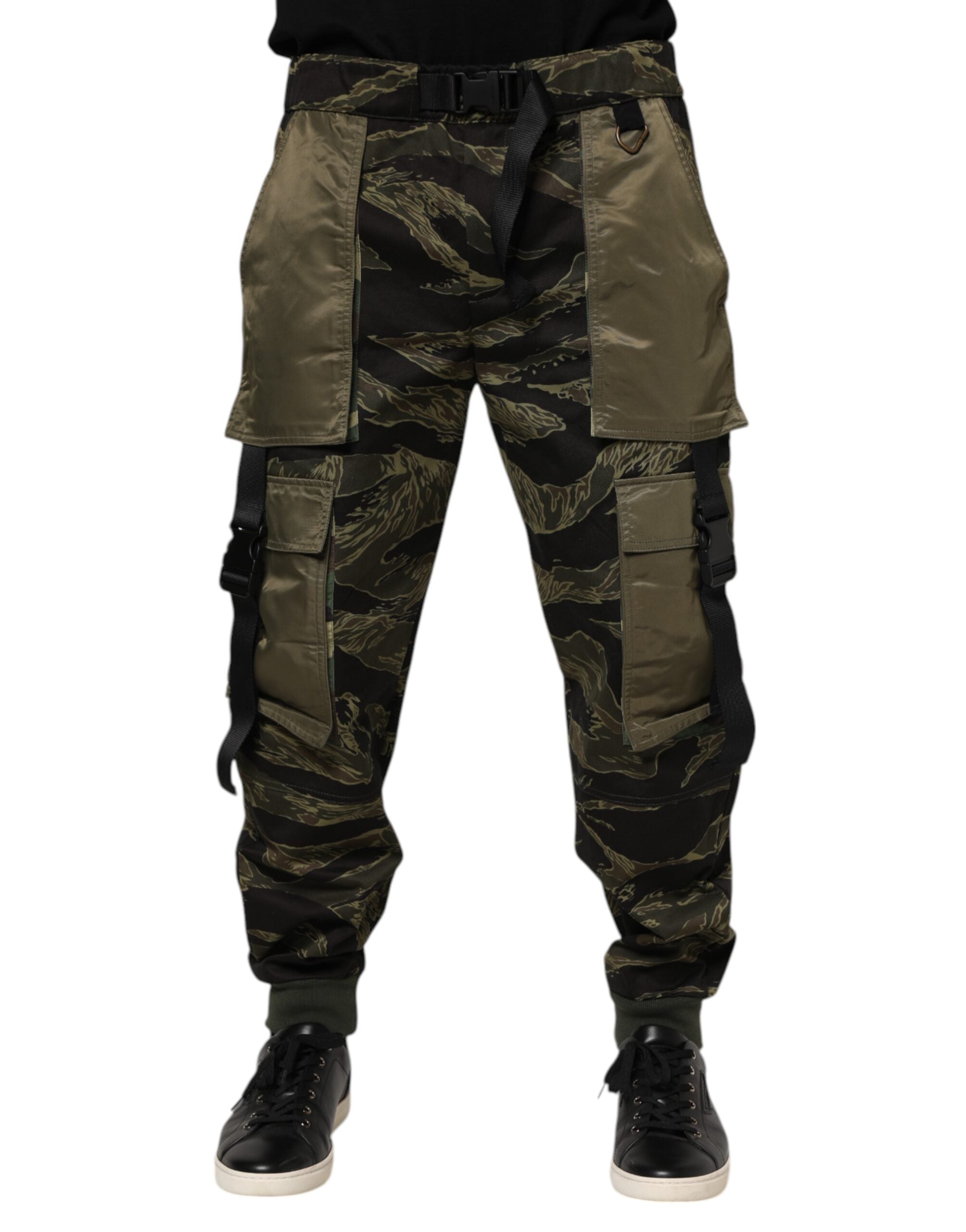 Pantalon cargo camouflage multicolore Dolce & Gabbana avec poches et détails tendance, style urbain et mode haut de gamme.