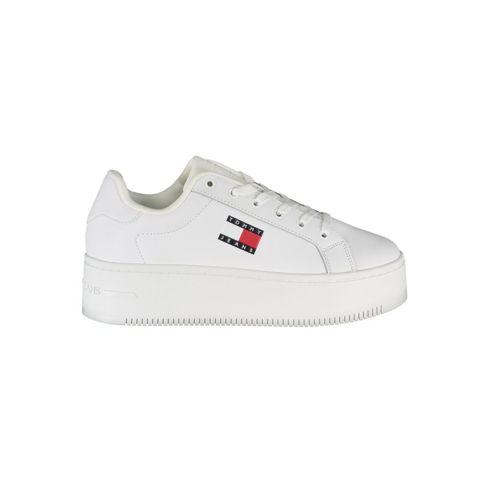 Sneakers en cuir blanc pour femmes de la marque Tommy Hilfiger, vue de face avec détails de la semelle et logo sur le côté