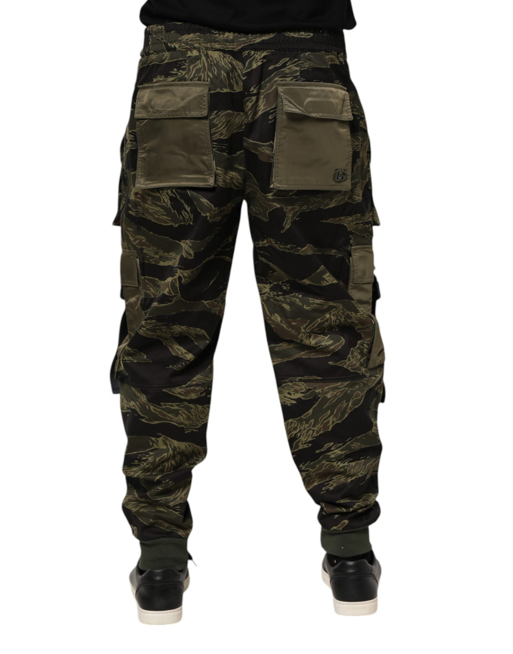 Pantalons cargo camouflage multicolores de Dolce & Gabbana, style décontracté avec poches et détails colorés.