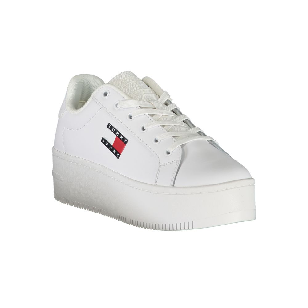 Sneaker en cuir blanc pour femmes de la marque Tommy Hilfiger, avec design élégant et détails modernes.