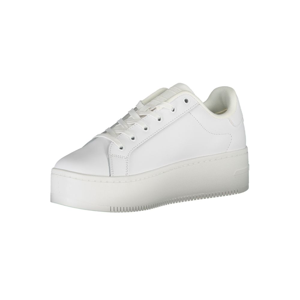 Sneaker blanche en cuir pour femmes de Tommy Hilfiger, vue de profil avec détails de la semelle et design épuré.