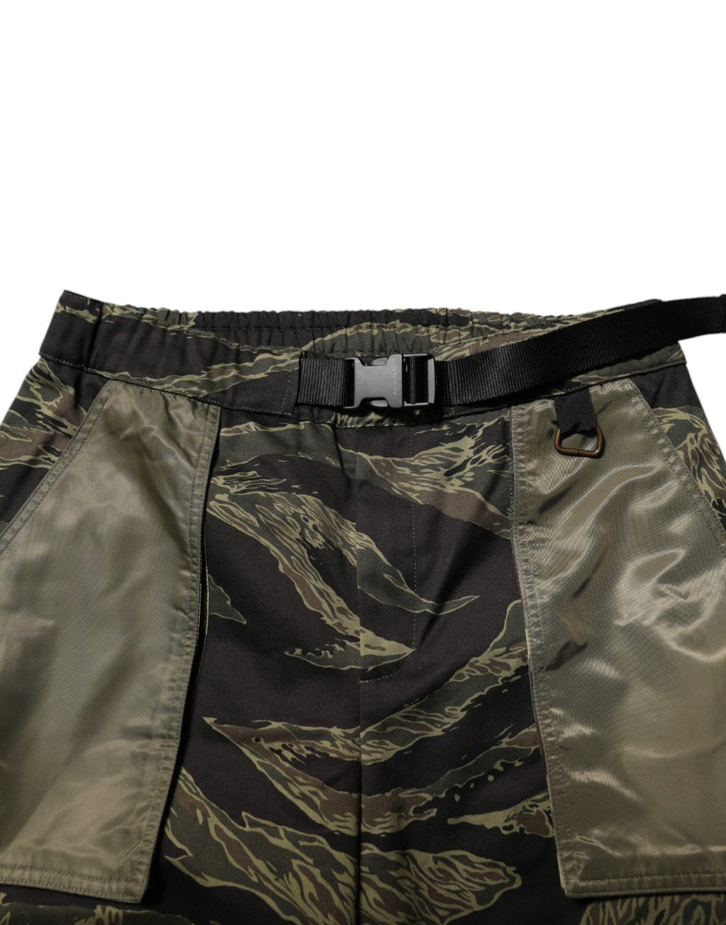 Pantalon cargo camouflage multicolore de Dolce & Gabbana, style décontracté avec poches et détails modernes.