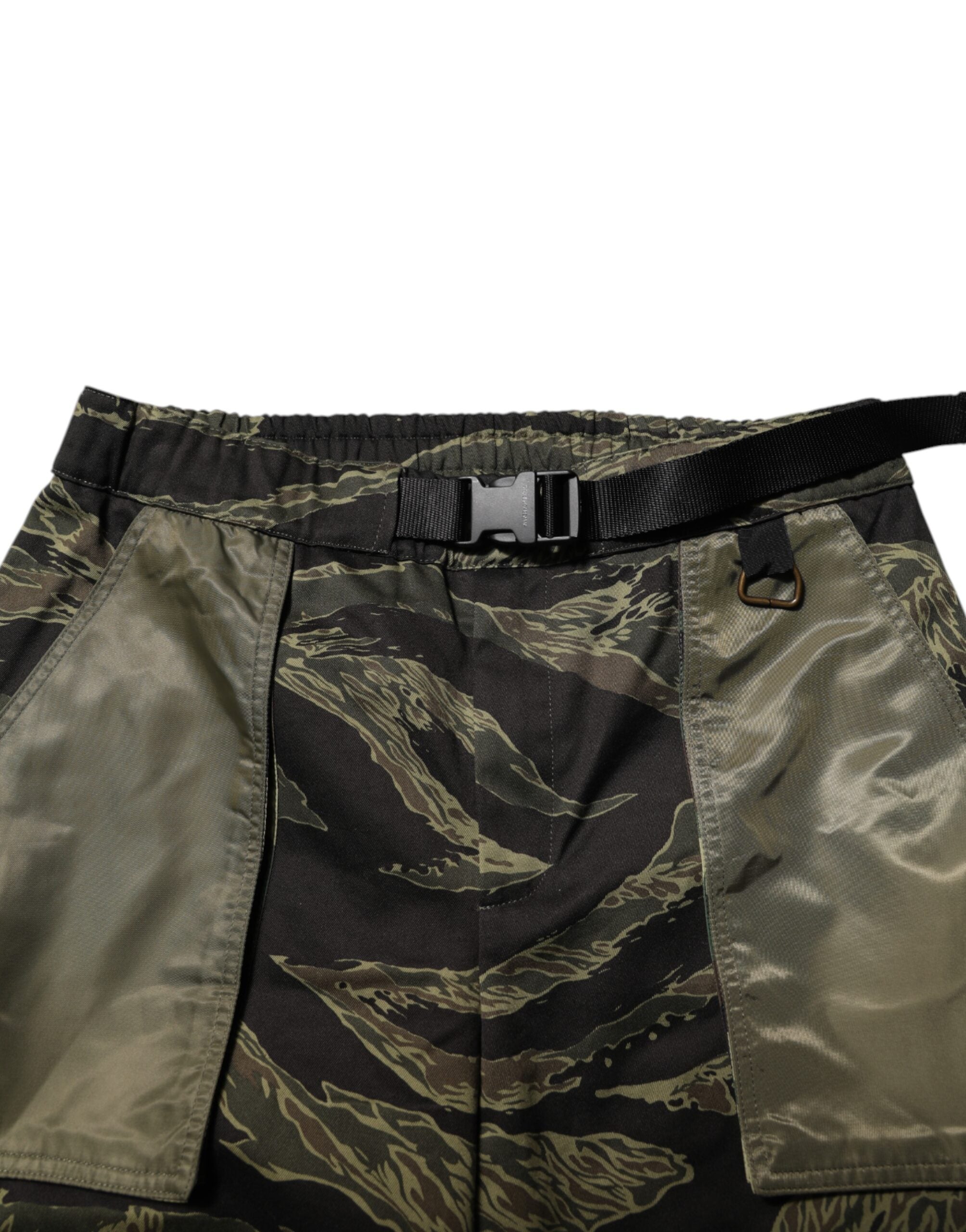 Pantalon cargo camouflage multicolore de Dolce & Gabbana, style décontracté avec poches et détails modernes.