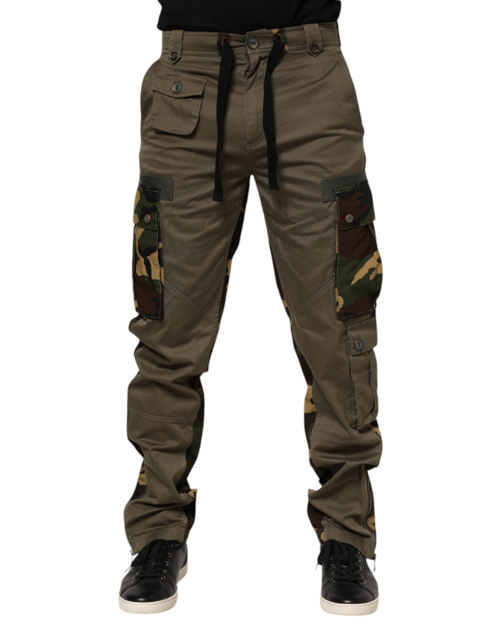 Pantalon cargo camouflage en coton marron de Dolce & Gabbana, style décontracté et moderne, visible en détail.