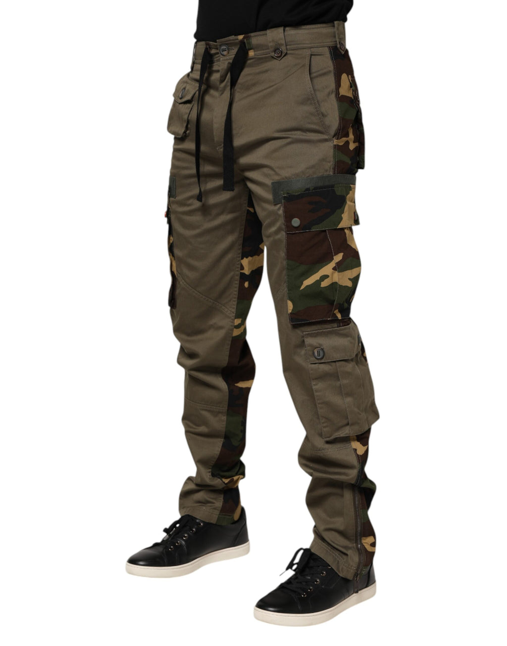 Pantalons cargo en coton camouflage marron de Dolce & Gabbana, style décontracté et tendance, visibles en gros plan.
