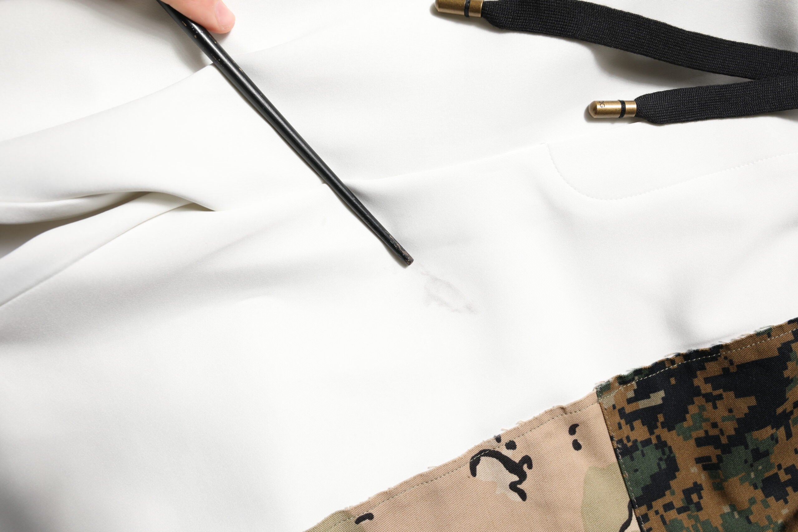 Pantalon jogger pour homme Dolce & Gabbana en patchwork blanc, style décontracté et tendance.