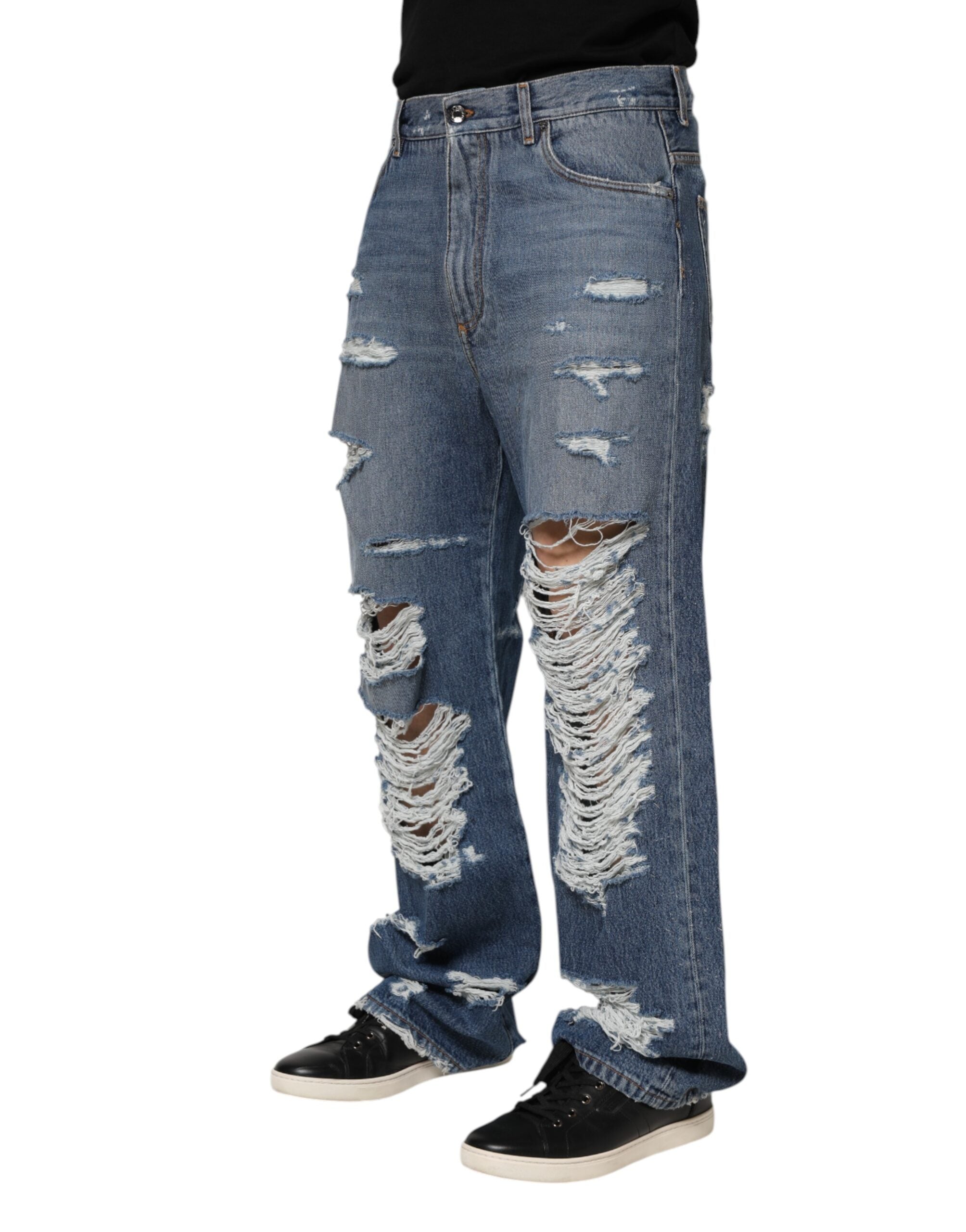 Jeans en denim bleu Dolce & Gabbana avec logo en plaque tissée, style déchiré et usé, détail de mode tendance.