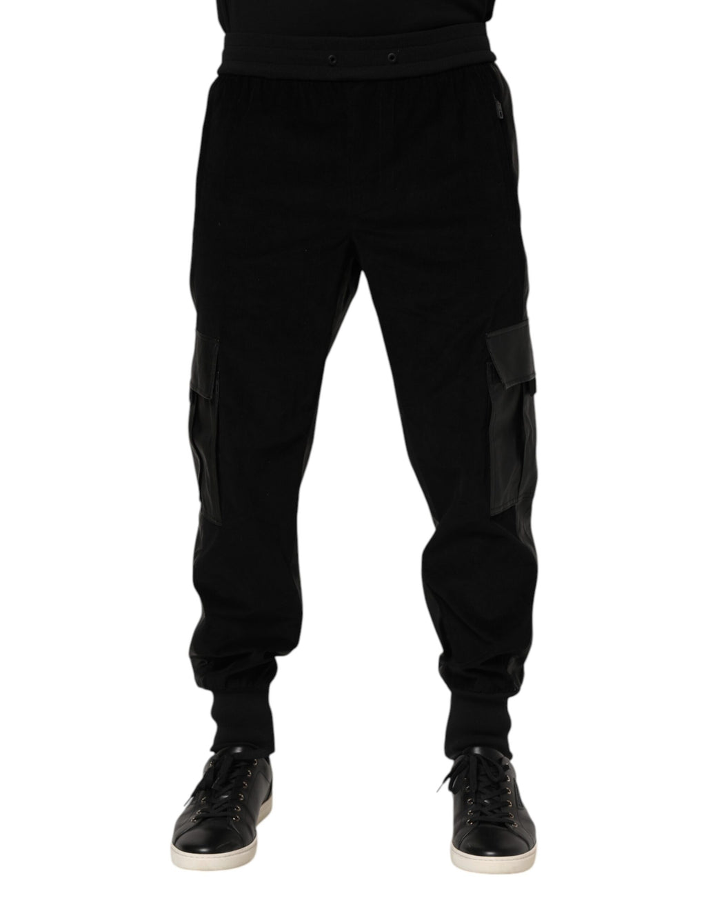 Pantalon cargo noir pour homme de Dolce & Gabbana en coton, style jogger avec poches latérales et détails modernes.