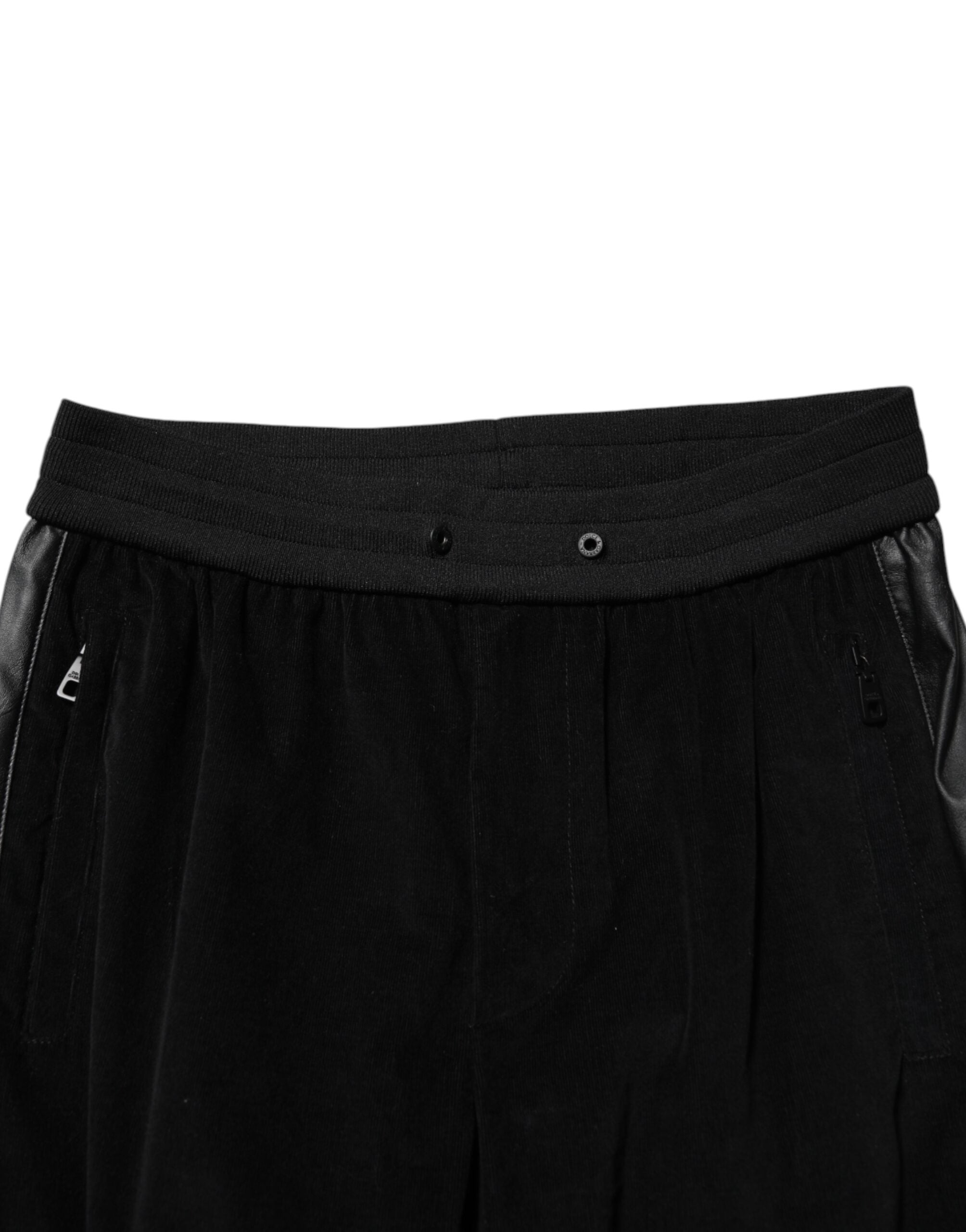 Pantalon cargo pour homme Dolce & Gabbana en coton noir, style jogger avec poches latérales et détails modernes.