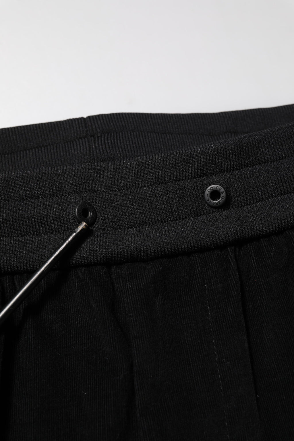 Pantalons jogger homme Dolce & Gabbana en coton noir avec poches cargo, style décontracté et moderne.
