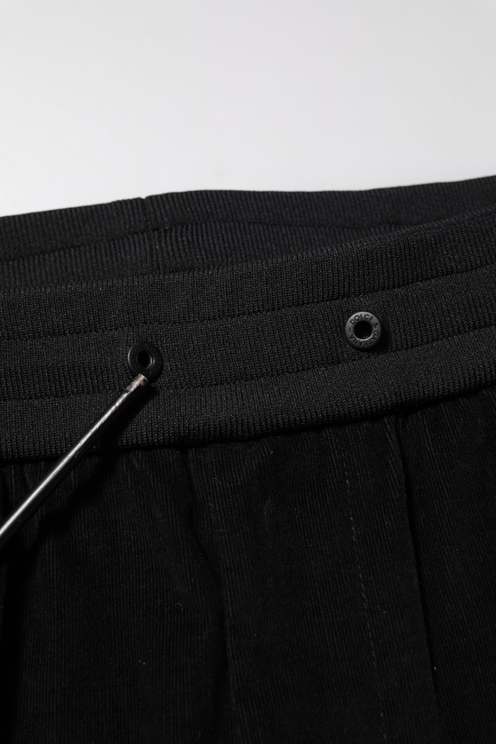 Pantalons jogger homme Dolce & Gabbana en coton noir avec poches cargo, style décontracté et moderne.