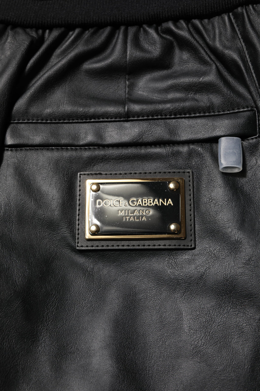 Pantalon cargo homme noir en coton Dolce & Gabbana, jogger décontracté avec poches et détails modernes.