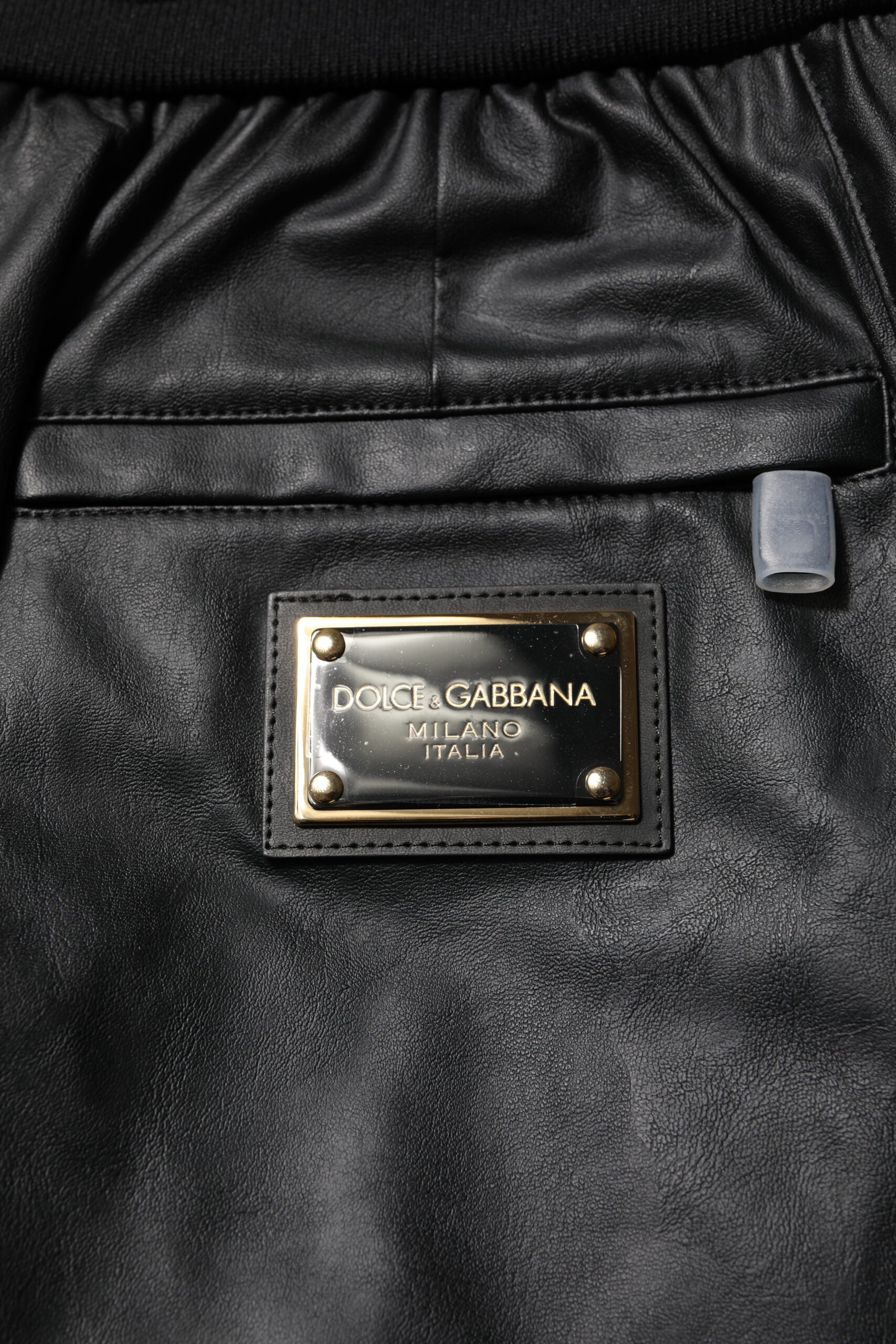 Pantalon cargo homme noir en coton Dolce & Gabbana, jogger décontracté avec poches et détails modernes.