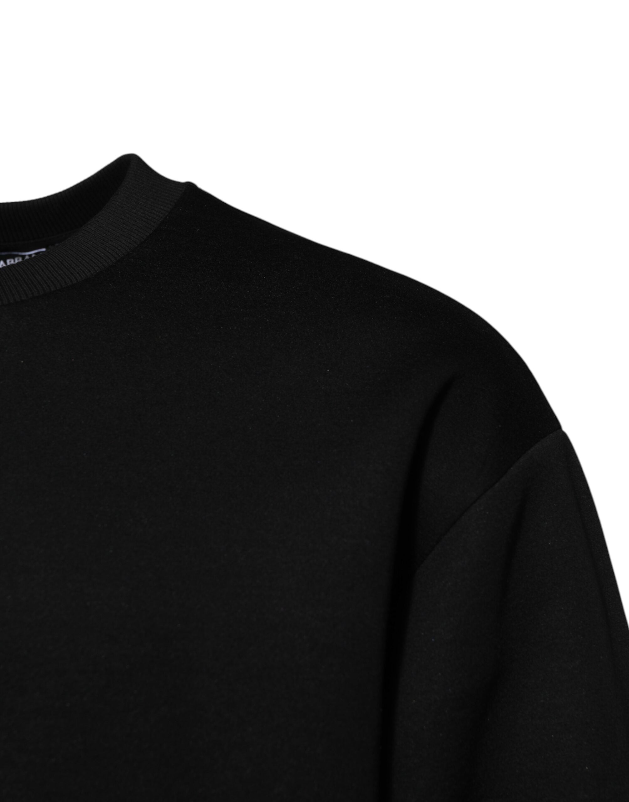 Pull noir en modal Dolce & Gabbana avec logo DG en plaque, doux et élégant, porté sur un mannequin.