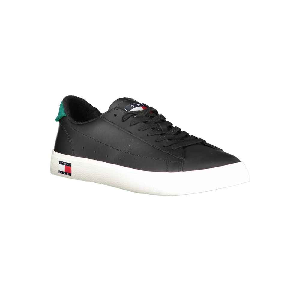 Sneaker en cuir noir pour homme de la marque Tommy Hilfiger, design élégant et moderne, vue de côté sur fond blanc.