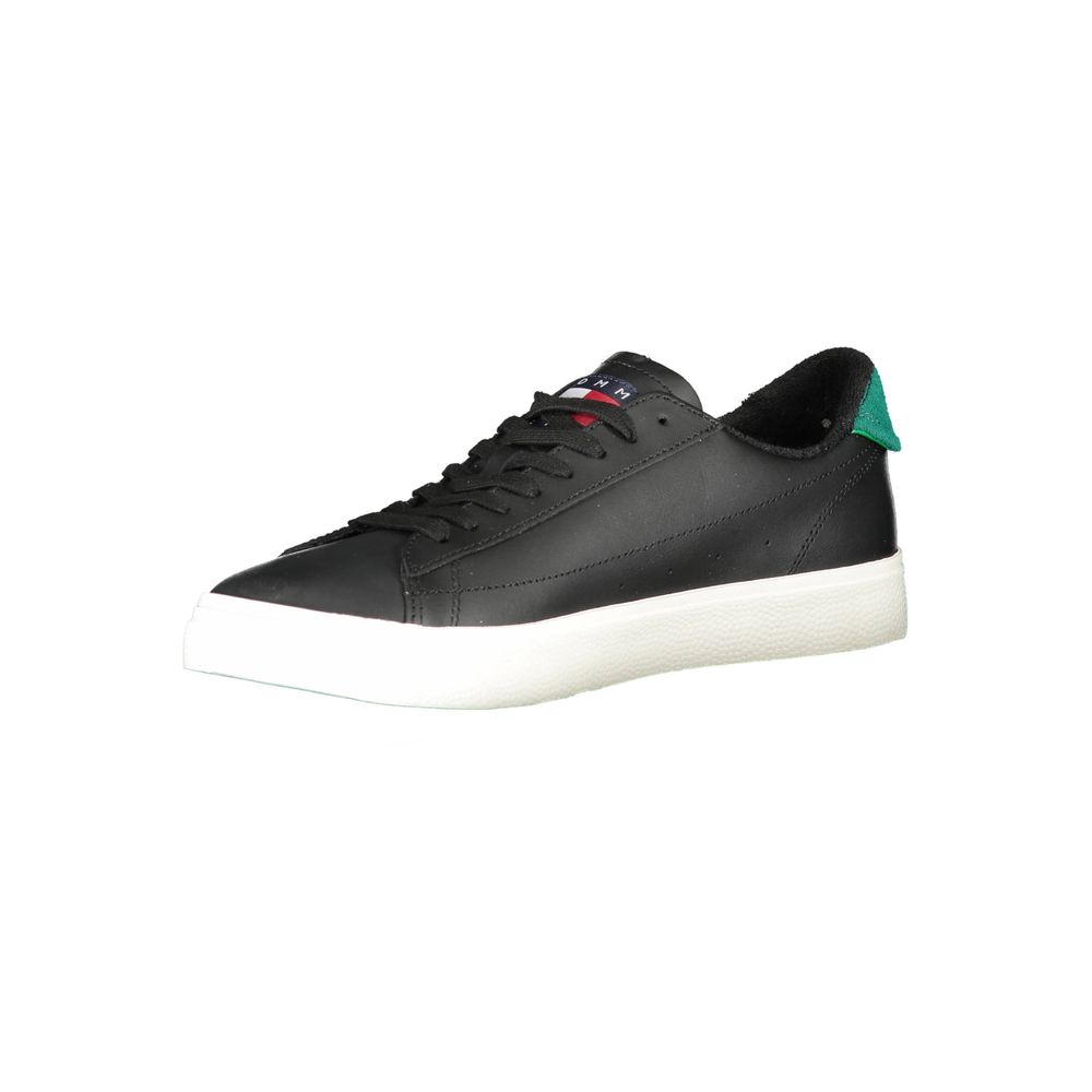 Chaussure sneaker en cuir noir pour homme de la marque Tommy Hilfiger, vue de face avec détails de la semelle et du design élégant