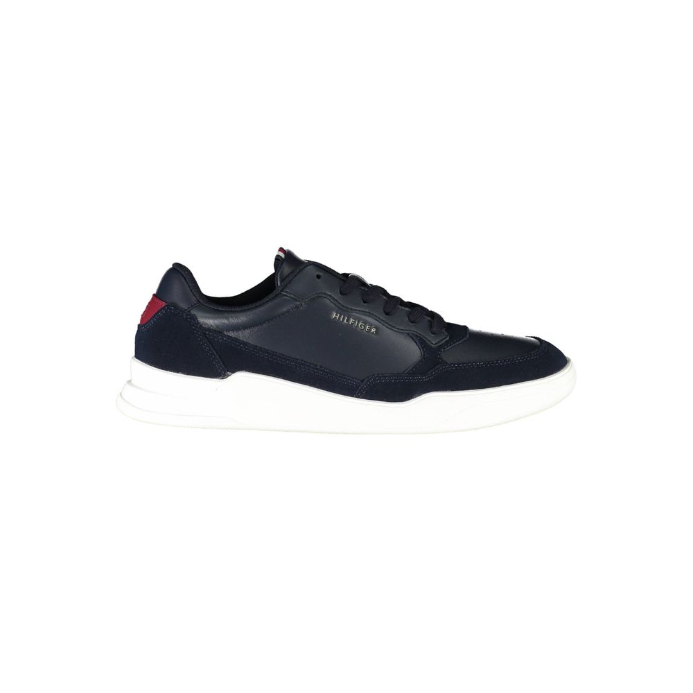 Sneaker en cuir bleu pour homme de Tommy Hilfiger, design élégant et confortable, vue de côté.