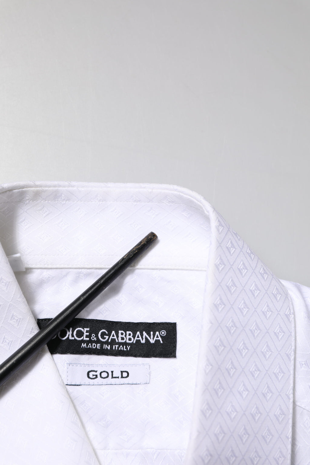 Chemise blanche en coton Dolce & Gabbana à manches longues pour homme, style formel et élégant.