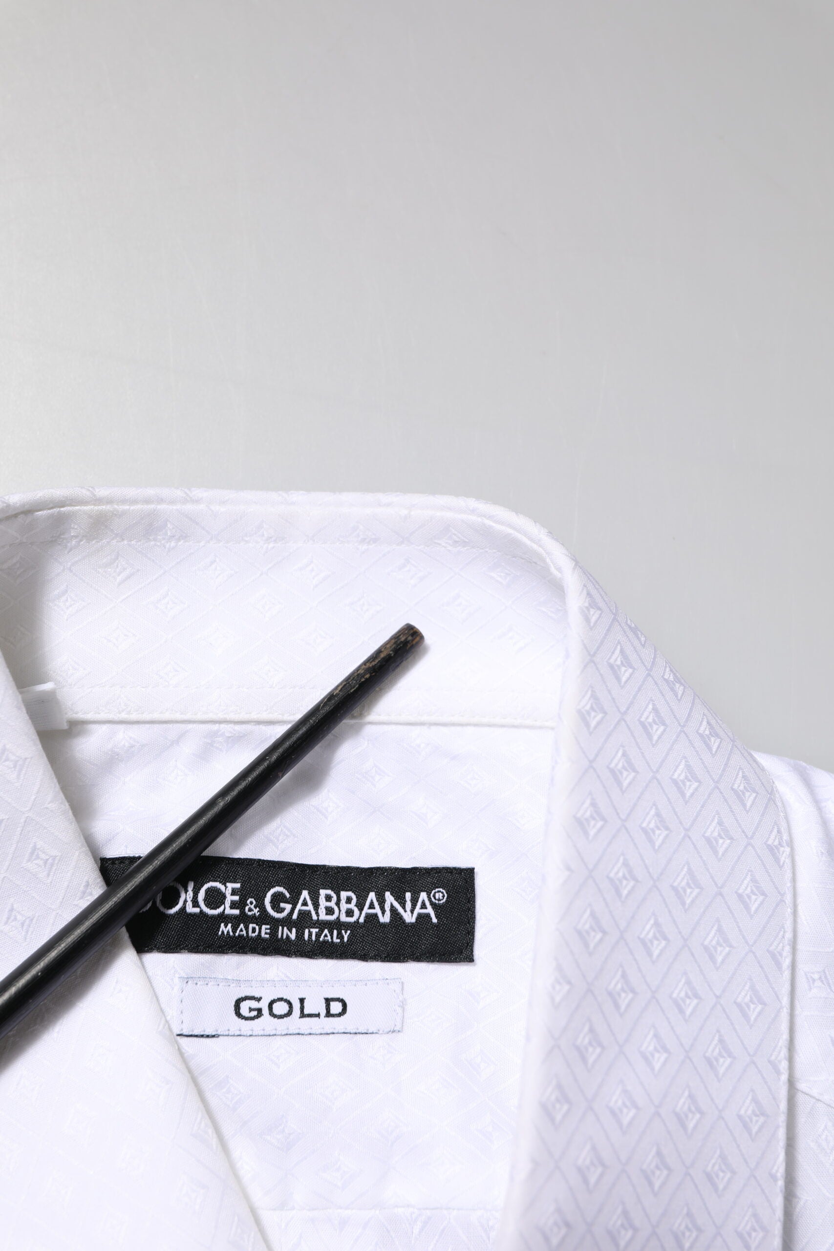 Chemise blanche en coton Dolce & Gabbana à manches longues pour homme, style formel et élégant.