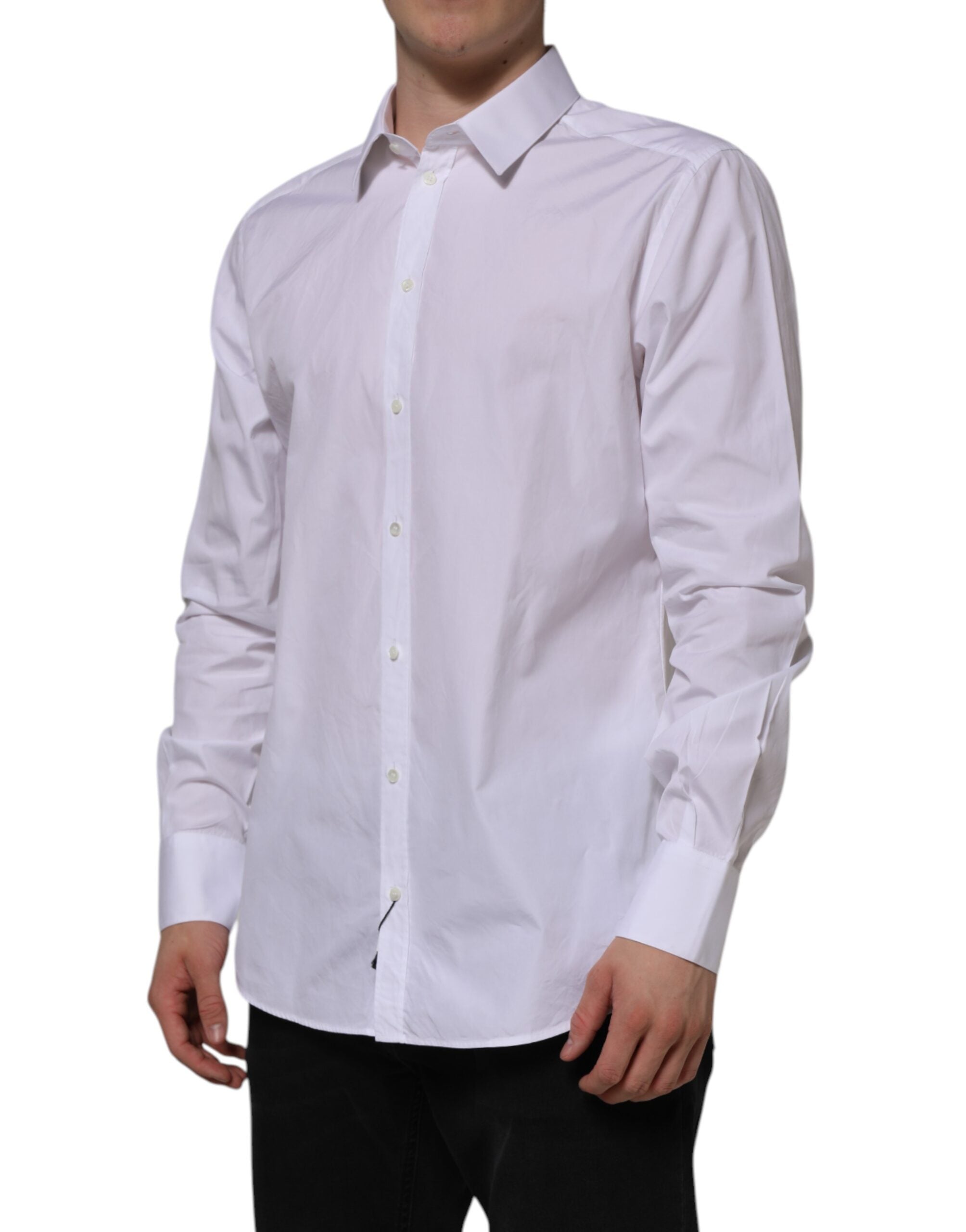 Chemise blanche en coton à manches longues Dolce & Gabbana, élégante et formelle, avec détails dorés visibles sur le vêtement.
