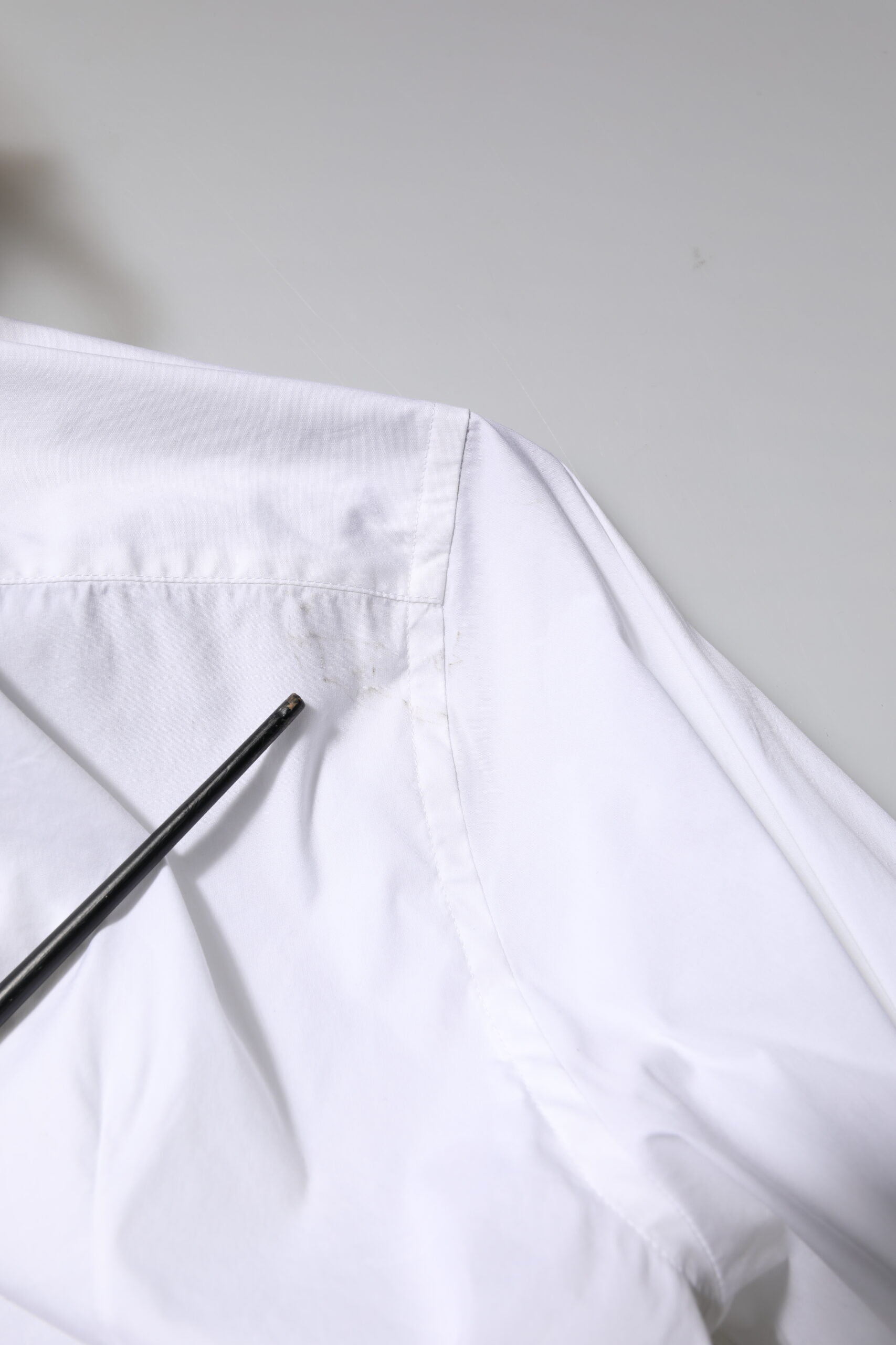 Chemise formelle en coton blanc Dolce & Gabbana avec manches longues et détails dorés, élégante et sophistiquée.